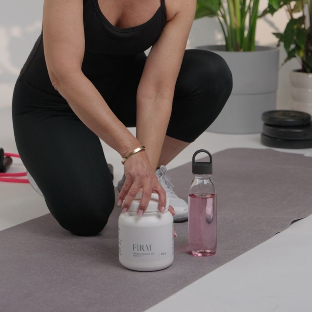 Frau beim Training greift zu Kollagen Pulver Firm als Nahrungsergänzung für aktive Lebensweise Haut und Gelenke