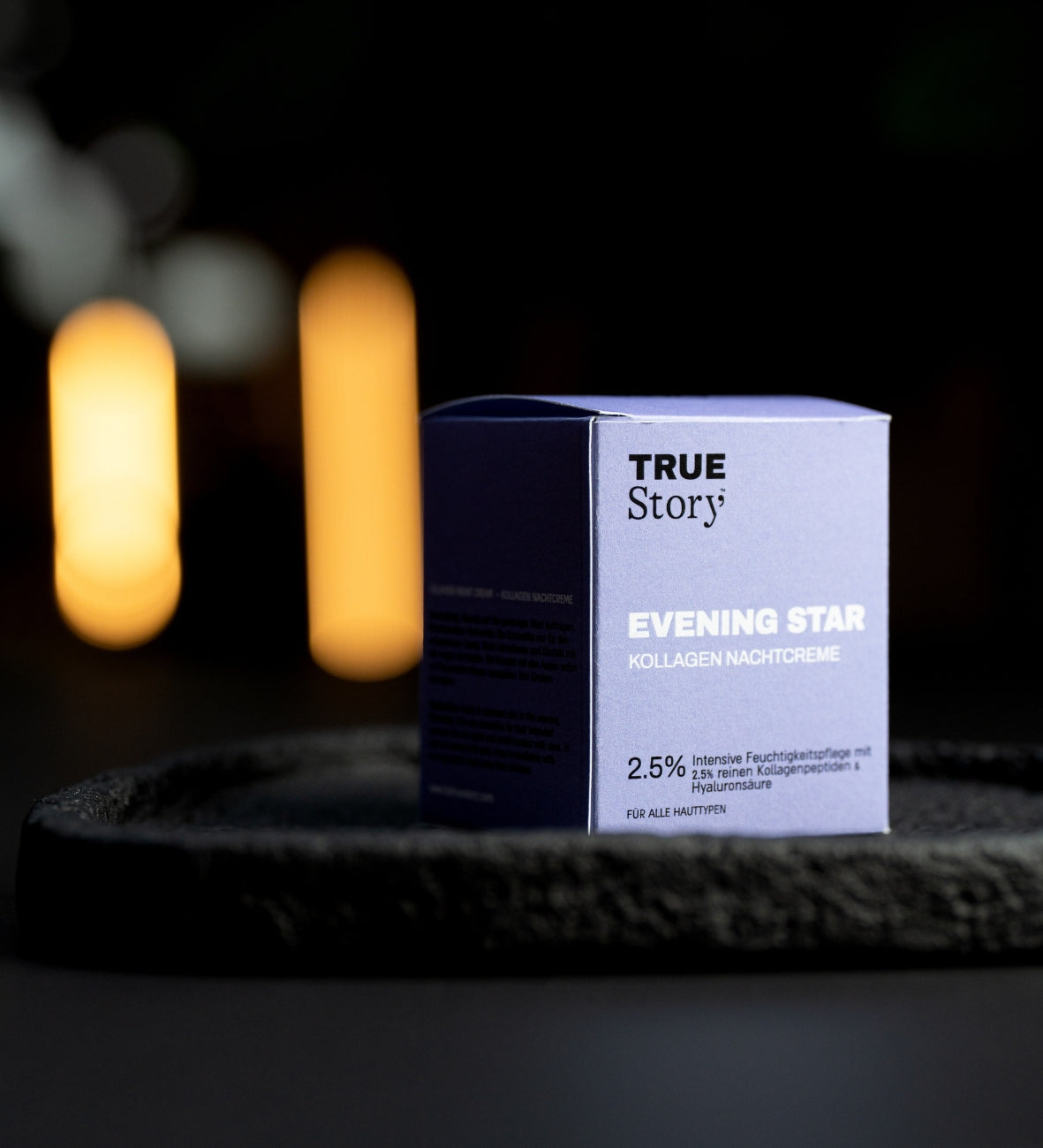 Violette Verpackung „Evening Star“ Kollagen Nachtcreme vor dunklem Hintergrund.