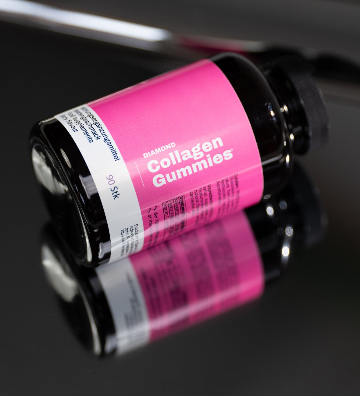 Dose „Collagen Gummies“ liegt seitlich auf schwarzem Untergrund.