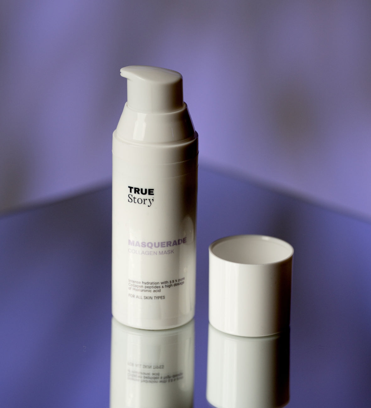 Flakon „Masquerade“ Kollagen Maske mit Deckel daneben vor violettem Hintergrund.