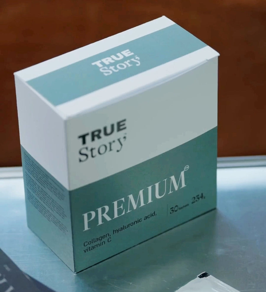 Schachtel des True Story «Premium» Kollagenpulvers mit grünem Etikett auf einem Tisch