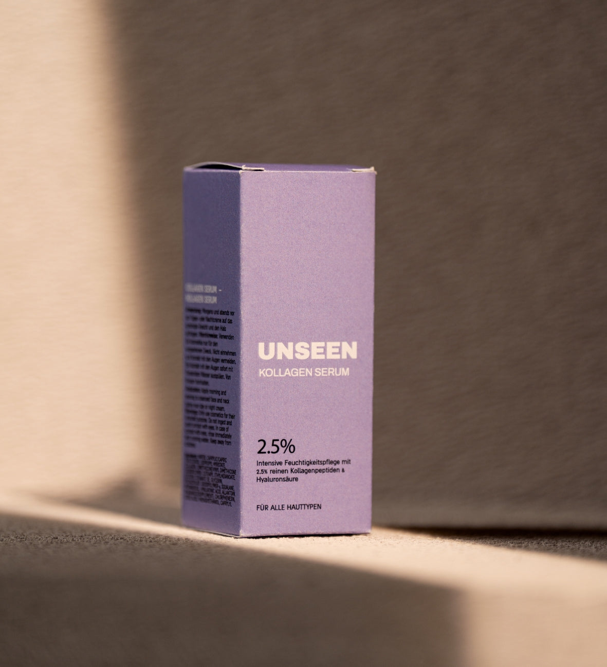 Violette Verpackung „Unseen“ Kollagen Serum auf hellem Untergrund.