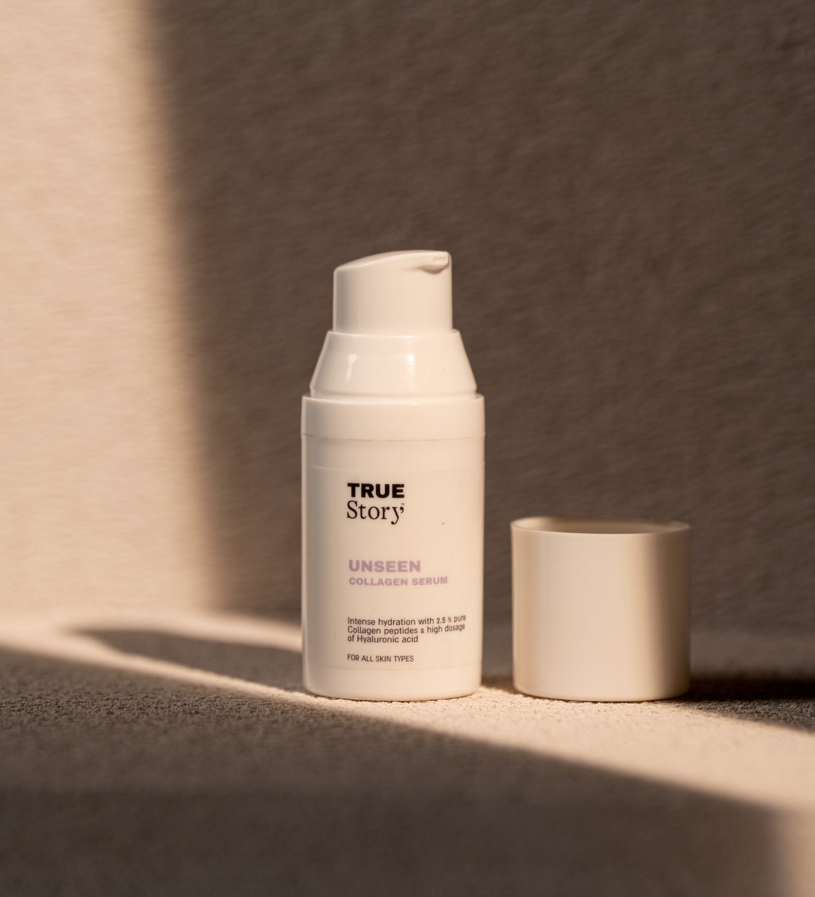 Flakon „Unseen“ Kollagen Serum mit abgenommenem Deckel auf hellem Untergrund.
