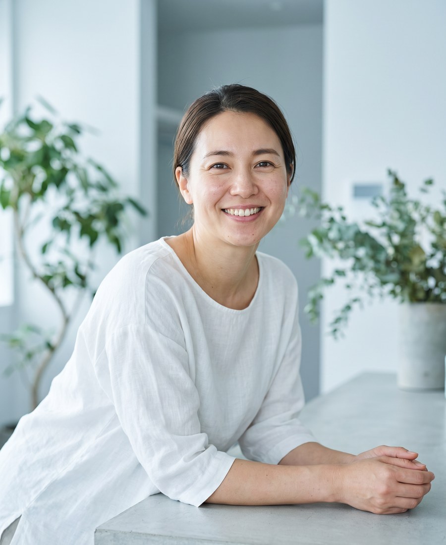 Frau in hellem, modernem Interieur